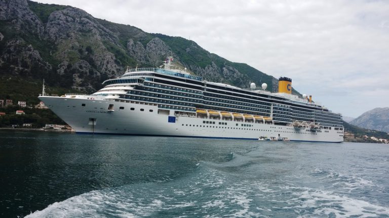 „Costa Luminosa“ spasila posadu gorućeg broda za transport ribe