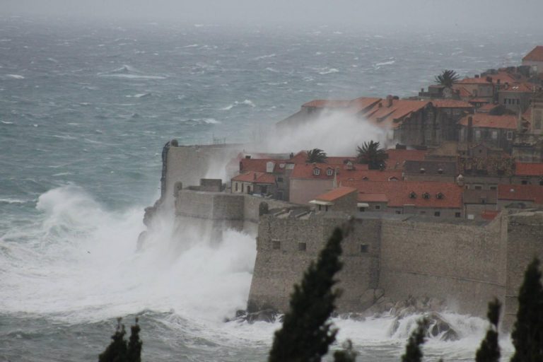 U Dubrovniku zabilježeni valovi viši od devet metara