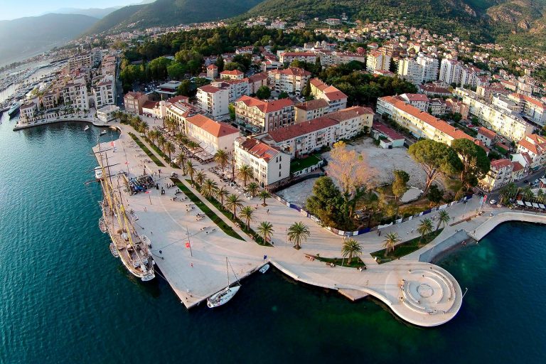 Tivat – grad zatvorenih škura, luksuza, ali i „favela” i migranata sa sjevera