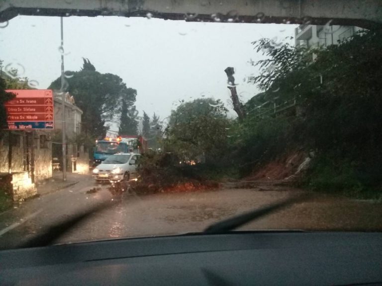 Herceg Novi: Kiša izazvala poplave, odrone probleme u saobraćaju