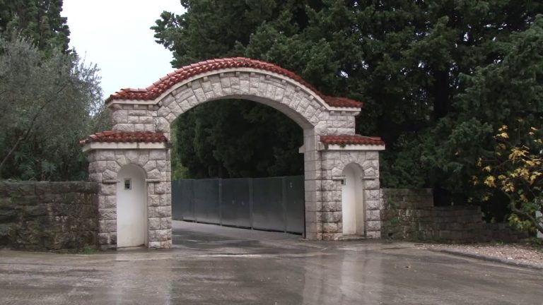 Počelo rušenje hotela Kraljičina plaža, za dvije i po godine biće završen novi vrijedan 70 miliona