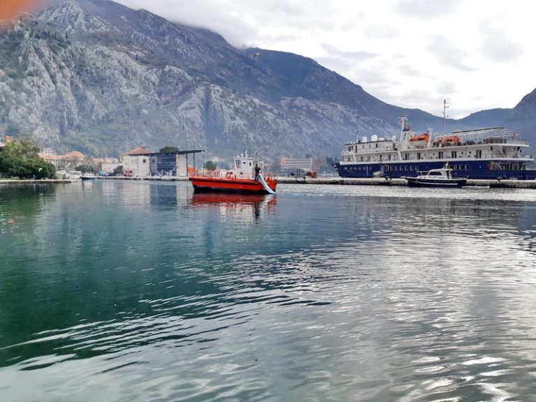 Ekološki incident u Kotoru – ulje prosuto u rijeku i more