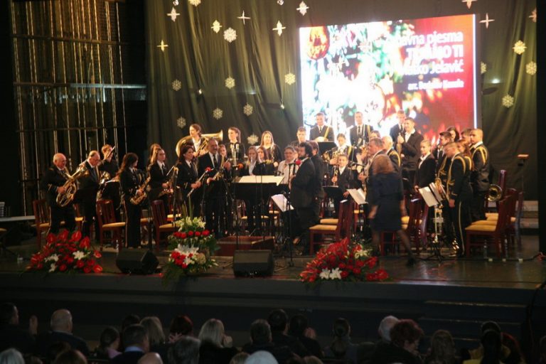 Božićni koncert GPD Tivat oduševio brojnu publiku