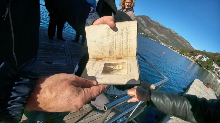 Obilježena 74.godišnjica najveće pomorske tragedije u Crnoj Gori – vijenci i cvijeće za žrtve sa „Cetinja“