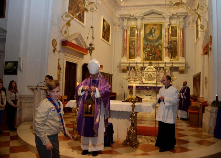 Izviđači donijeli Betlehemsko svjetlo u Katedralu