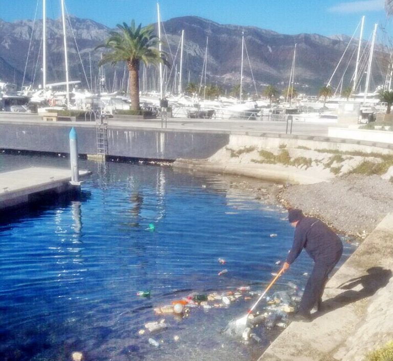 Čistili marinu od plutajućeg otpada