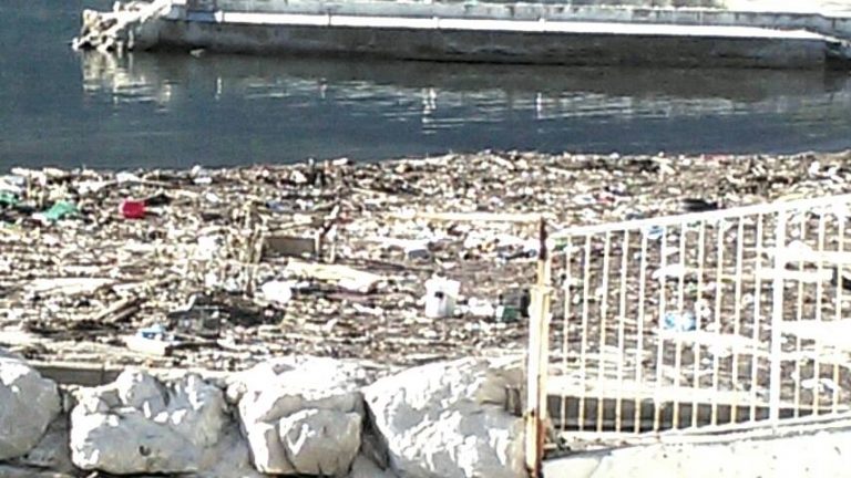 Plaže u Herceg Novom zatrpane smećem koje je izbacilo more