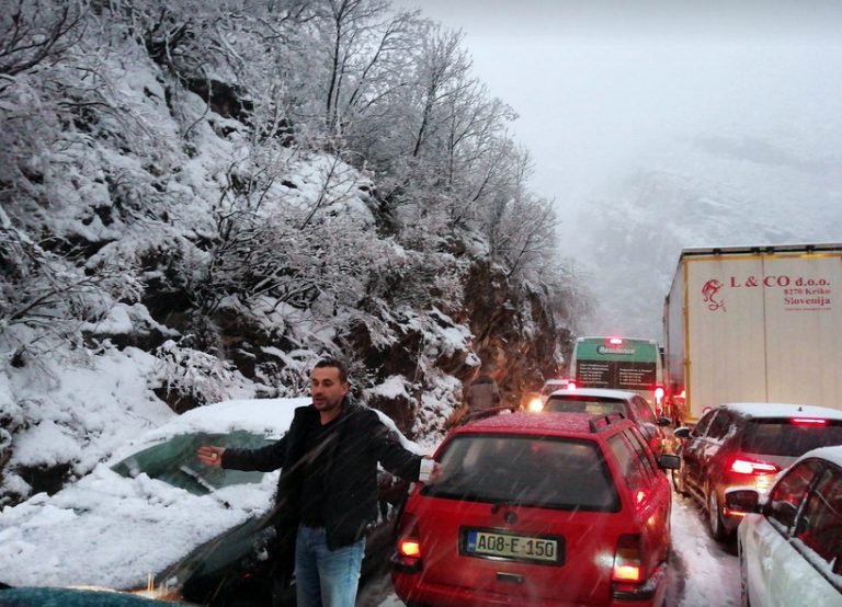 Zbog snijega zaustavljen saobraćaj između Mostara i Sarajeva