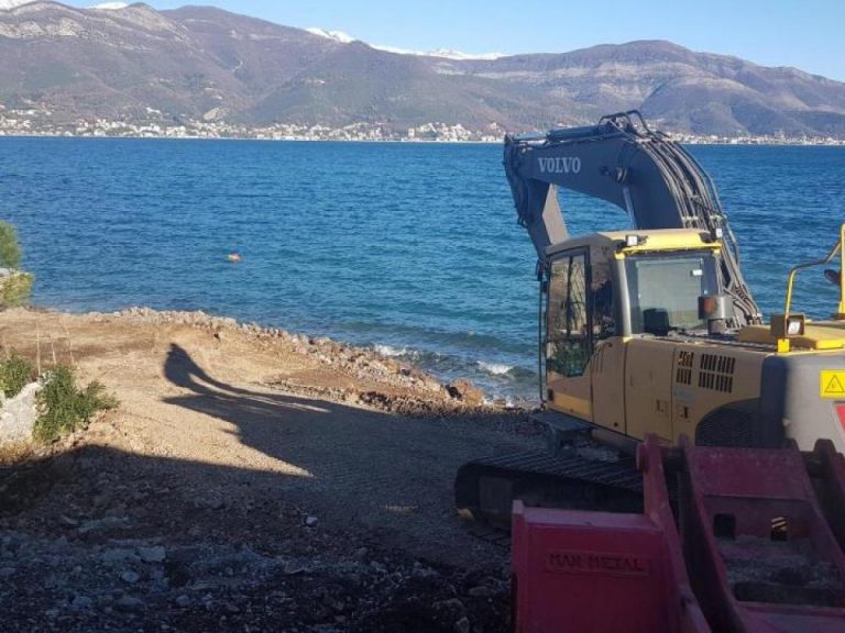 Lungo mare Krašići – na gradilištu ostale samo mašine