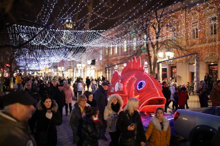 Karavan mimoze – Novosađani uživali u defileu Gradske muzike, mažoretki, trombonjera, klovnova…