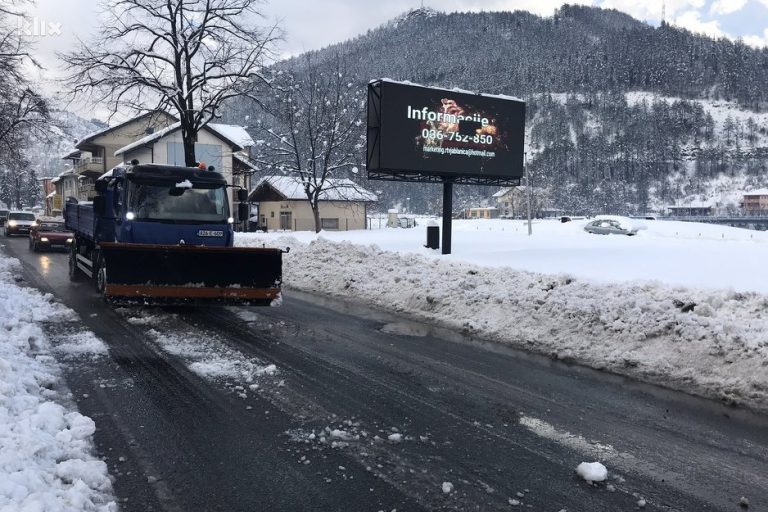 Put od Mostara do Jablanice očišćen, kamioni i autobusi parkirani pored ceste