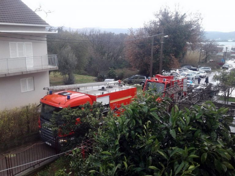 Tivat – požar ugašen, gorela dnevna soba u kući