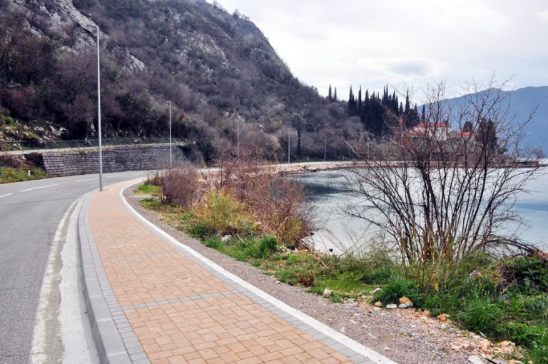 Morsko dobro – popločano oko 1,2 km pješačke staze Risan – Perast