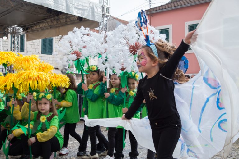Djeca obojila Herceg Novi osmjesima, igrom i šarenim kostimima