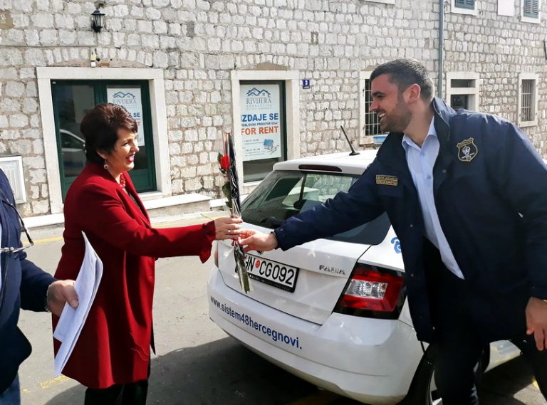 Služba komunalne policije i inspekcijskog nadzora: Ružama čestitali damama praznik