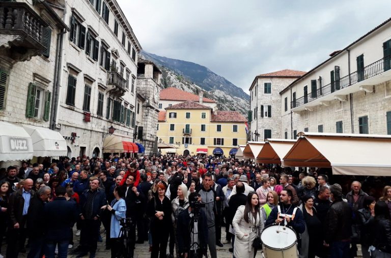 Kotor – više stotina građana protestovalo protiv smjene gradonačelnika Vladimira Jokića