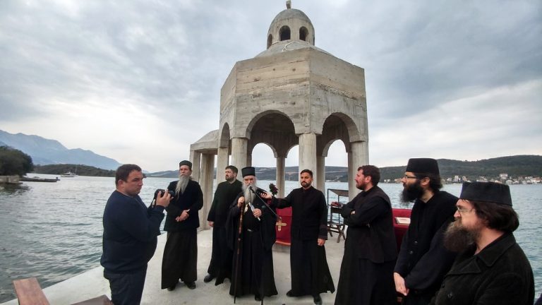 Mitropolit Amfilohije obišao krstionicu i vjernike na Prevlaci, poručio, što je podignuto, nije da se ruši