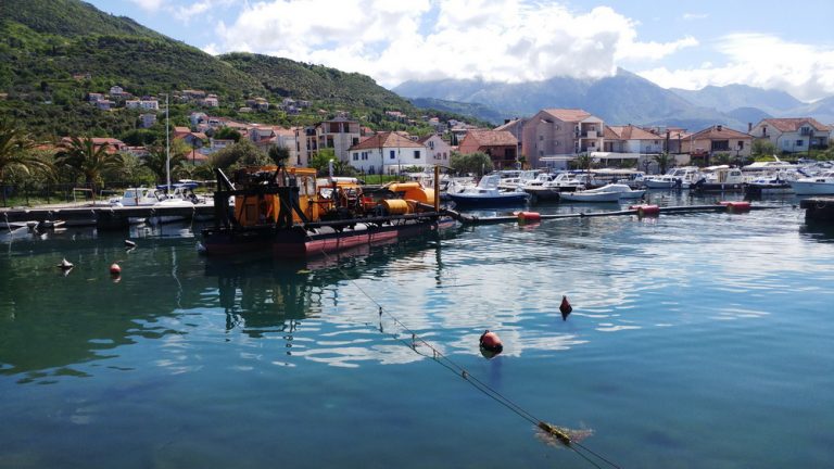 Čiste podmorje gradske marine u Tivtu – izvođač ne radi kako je traženo u tenderu