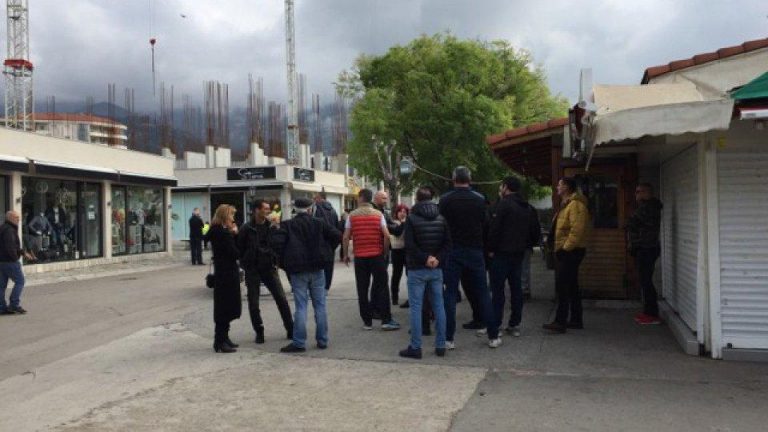 Zakupci spriječili rušenje privremenih objekata na šetalištu u Budvi