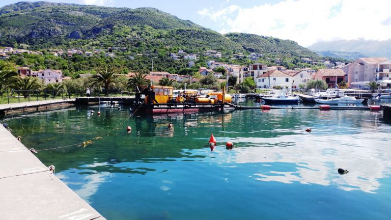 Tivat – uklanjanje mulja iz podmorja gradske lučice, niko nije odgovoran, Opštini prijeti kazna od 40.000 eura