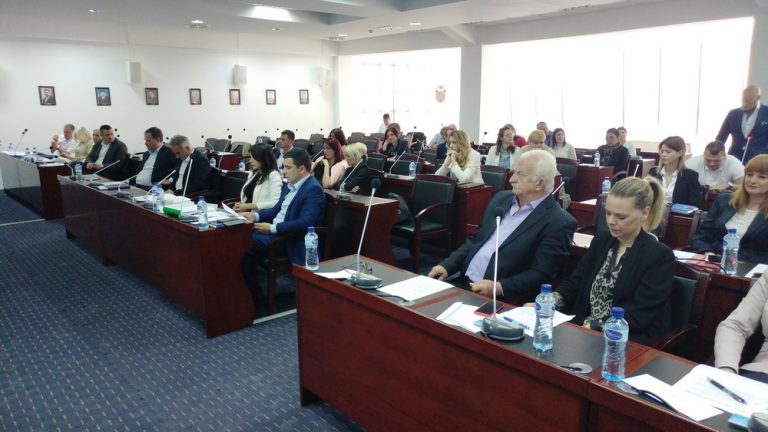 Zasijedao tivatski parlement, bivši gradonačelnik se „posuo pepelom“