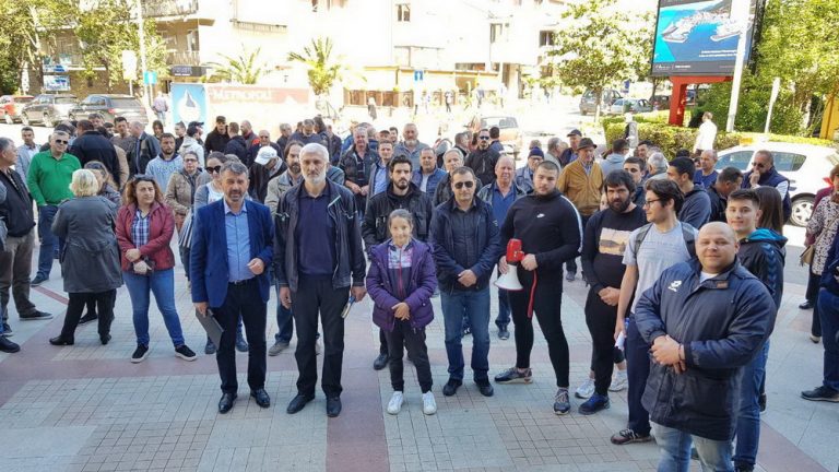 Građani se okupili pred zgradom Opštine u Tivtu da predaju peticiju u vezi krstionice na Prevlaci