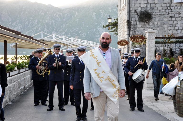 Peraštani proslavili Zavjetni dan – kokota pogodio mještanin Marko Lindi