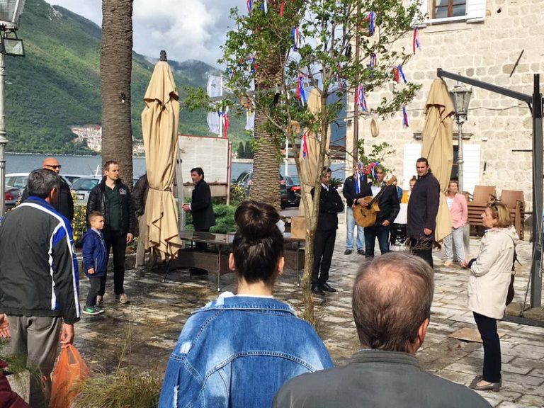 Peraštani tradicionalno okitili Mađ