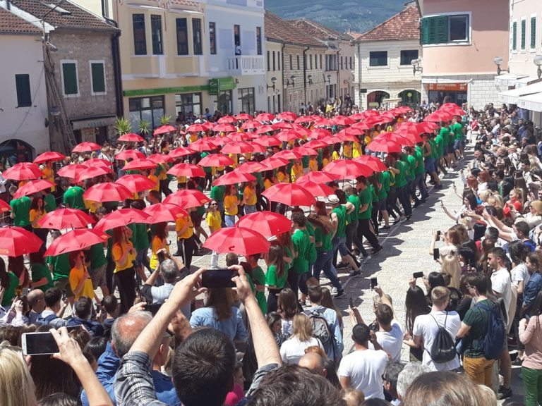 Ples hercegnovskih maturanata sa Evropom: Mladost, ljepota i zajedništvo