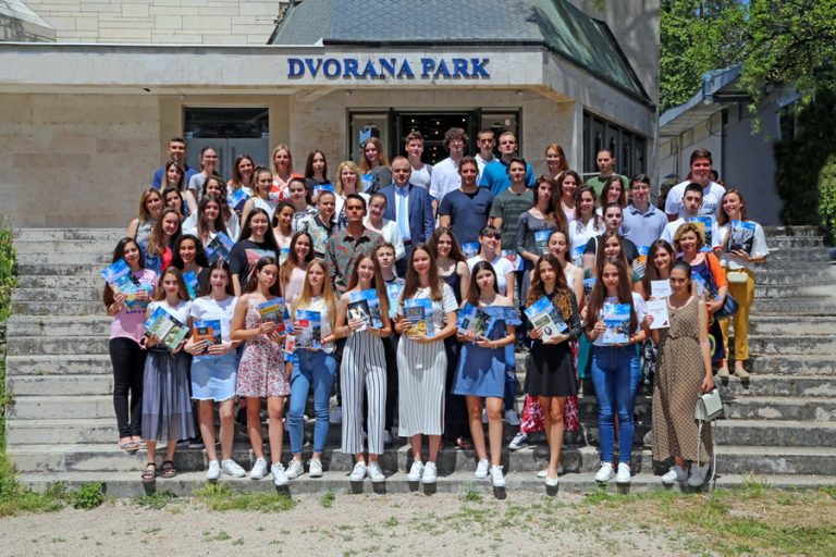 Diplome i nagrade za  najuspješnije novske učenike: Neka znanje kao svijetlost  osvijetli njihov put kroz život!