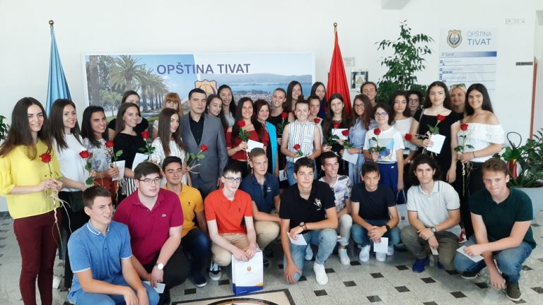 Tivatski opštinari nagradili najbolje učenike