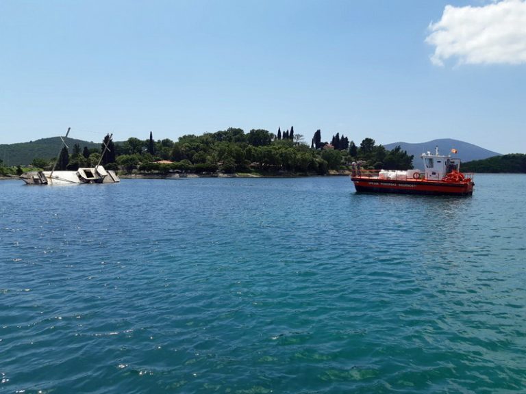 Romi stari gulet odveli iz Bonića i nasukal  kod Ostrva cvijeća