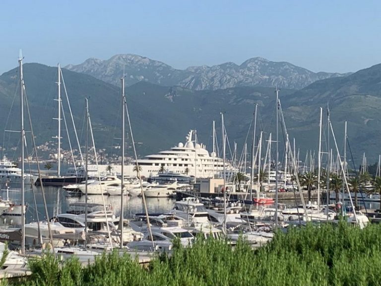 U Tivat uplovila najveća privatna jahta na svijetu  „Azzam“