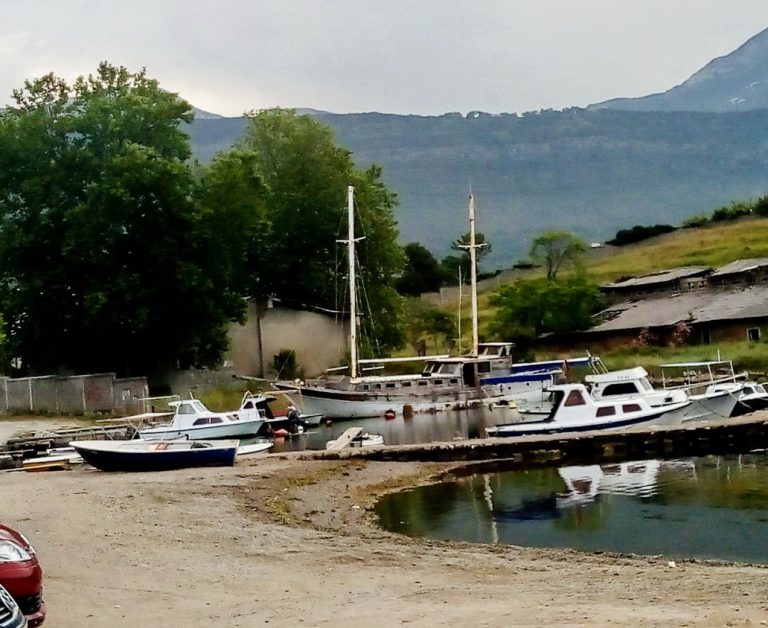 U Bonićima na divlje režu brod, u moru pluta prljavština