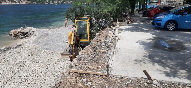Radovi na plaži, uprkos zabrani izvođenja građevinskih radova zbog turističke sezone