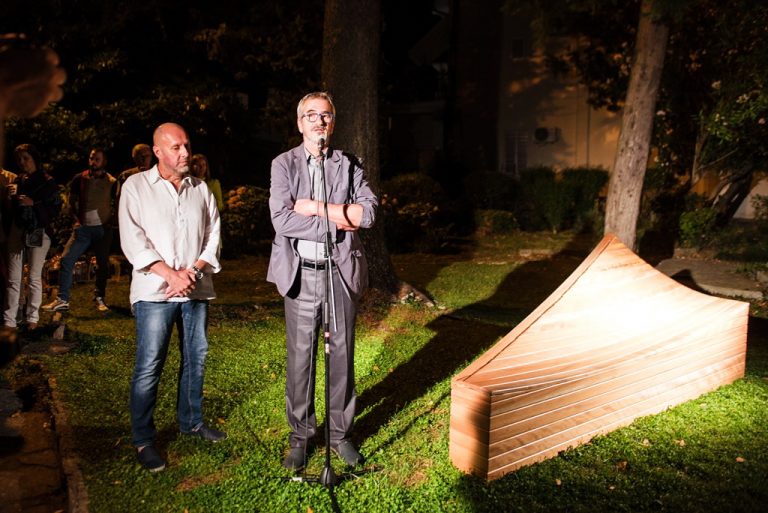 Postavljena prva u nizu posebno dizajniranih klupa