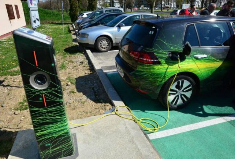 Tivat dobija prvu javnu punionicu za električne automobile