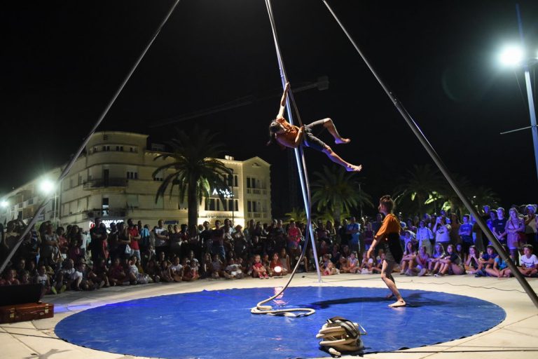 InArt festival uličnih performera, pretvorio ulice i trgove Tivta u pozornice na otvorenom