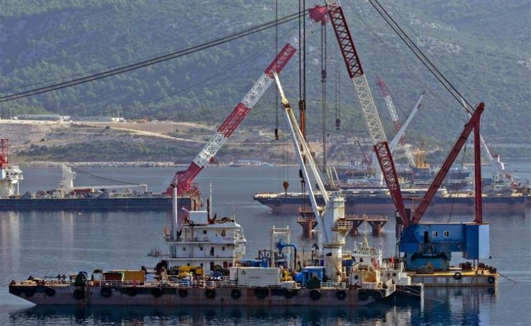 Pelješki most – intezivni radovi, Kinezi završetak svake faze radova obilježe vatrometom