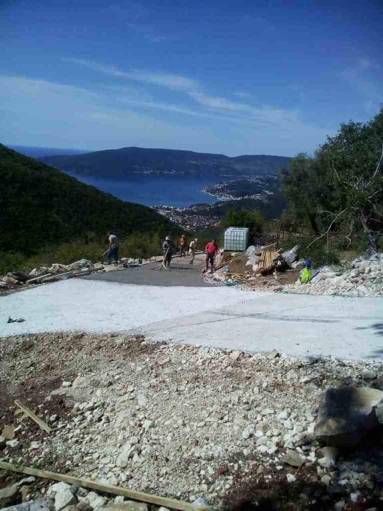 Počelo betoniranje puta do Rujeva, sa kojeg se pruža jedinstven pogled na ulaz u Boku