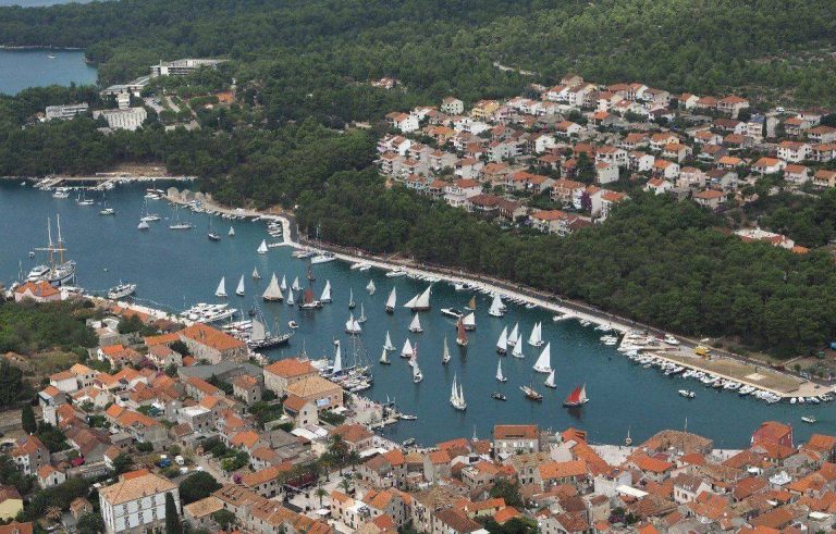 Stari Grad: 3. Međunarodni festival mora i pomorstva –  Kalafatska radionica Bokovac iz Bara počasni gost