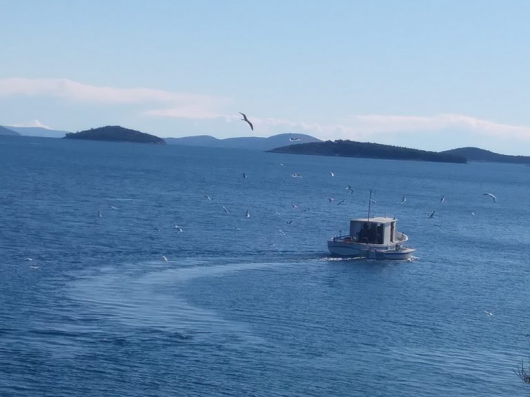 Dvojica hrvatskih ribara zadrijemala na brodu i završila na drugoj strani Jadrana