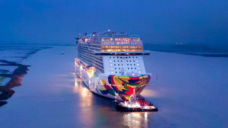 „Norwegian Encore“ krenuo rijekom Ems prema Sjevernom moru