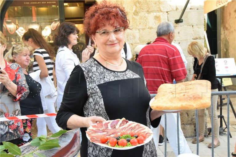 Humanitarna “Dubrovačka trpeza” na Stradunu duga 134 metra