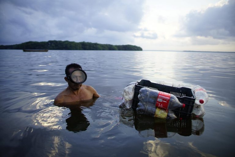 Boce Coca-Cole im drže ulov