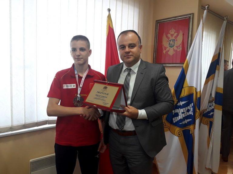 Plaketa i nagrada Opštine za Nemanju Mikulića, bronzanog na Svjetskom karate prvenstvu