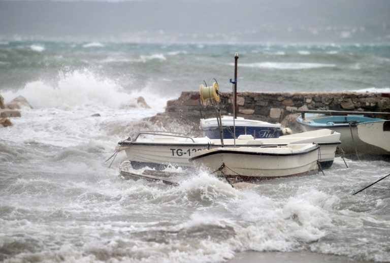 Dalmacija u crvenom: Jugo puše i više od 140km/h, ruše se stabla…