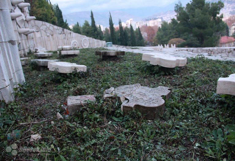 Uoči Dana državnosti BIH devastirano Partizansko groblje u Mostaru