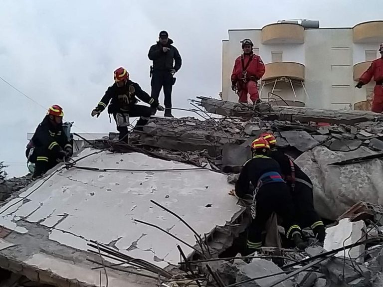 Službe zaštite i spašavanja Tivat u akciji  rašćišćavanja ruševina hotela “Miramare” u Draču