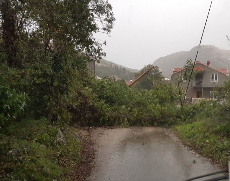 Dubrovnik – Olujno nevrijeme prouzrokovalo više od 70 intervencija vatrogasaca